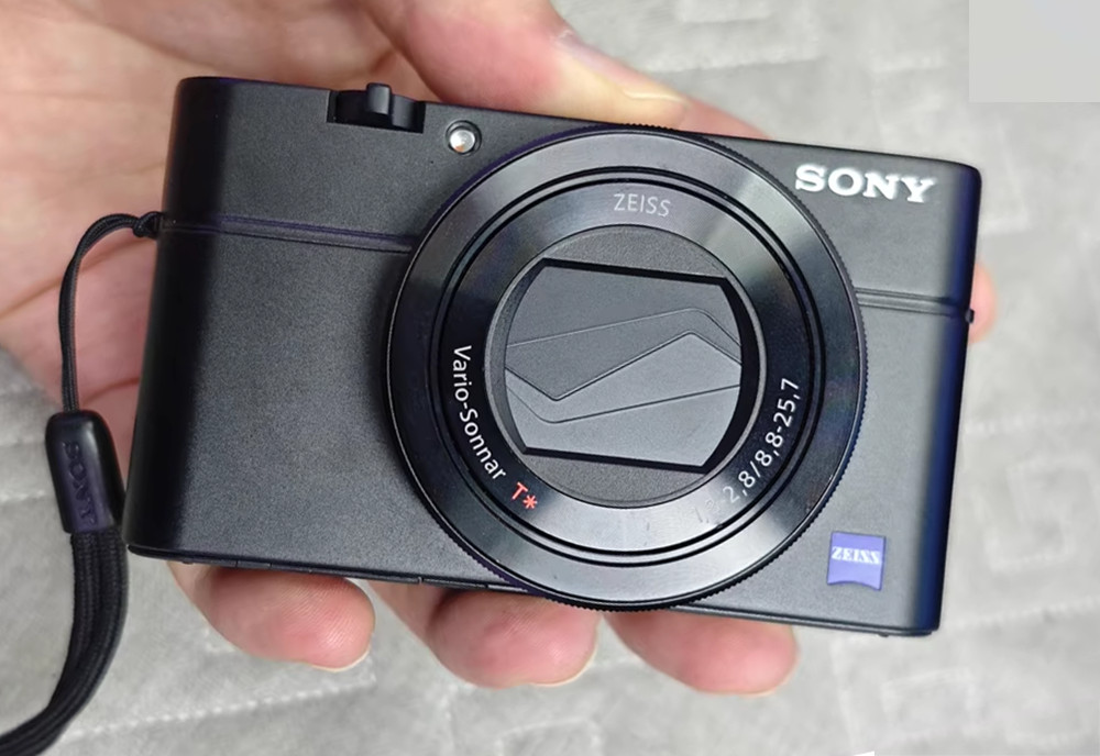 Sony DSC-RX100 III RX100M3 Digital Camera 20.1 MP SLR Built-in
