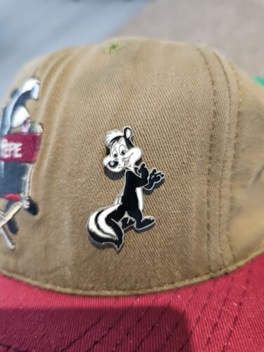 Pepe Le Pew Hat, Green Shirt, Pin Lot Warner Bros. Acme Vintage Fun Kit - Picture 3 of 20