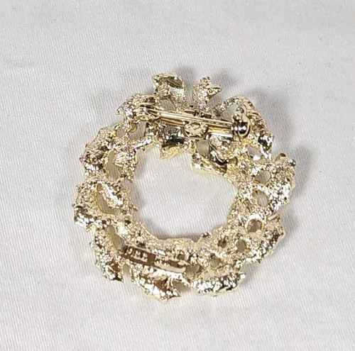 Vintage Christmas Wreath Brooch Pin Signed MEESCO Gold Tone Metal Red Accents - Picture 9 of 9