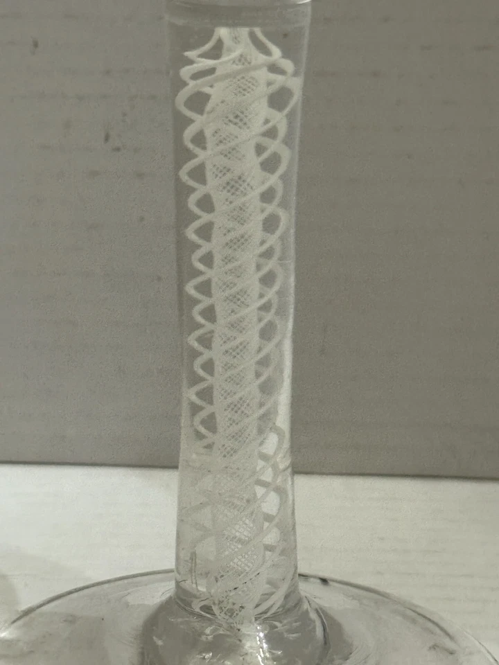 Antiguo vástago de vidrio cordial torcido opaco serie Air Twist del siglo XVIII Foto 2 de 4