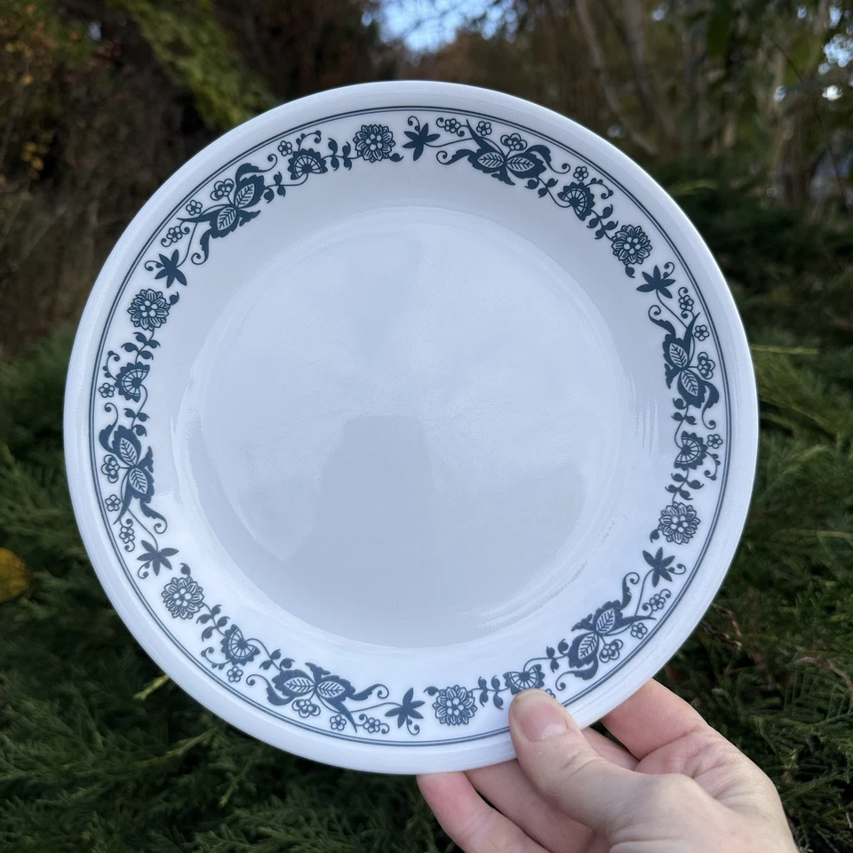 VTG Corelle Old Town Blue Onion Dishes 12 Piece Set Dinner Lunch Plates Bowls - Image 4 of 4