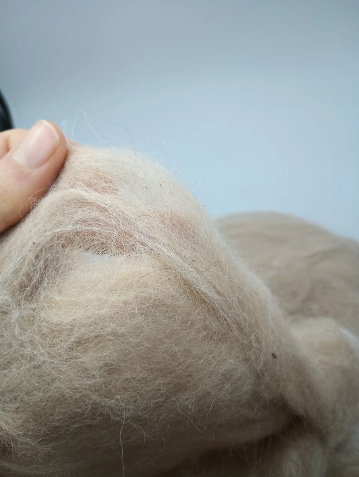 100% Haucaya Alpaca Cardada Batt Roving 3oz - Fiação Natural Fawn Claro - Imagem 3 de 4