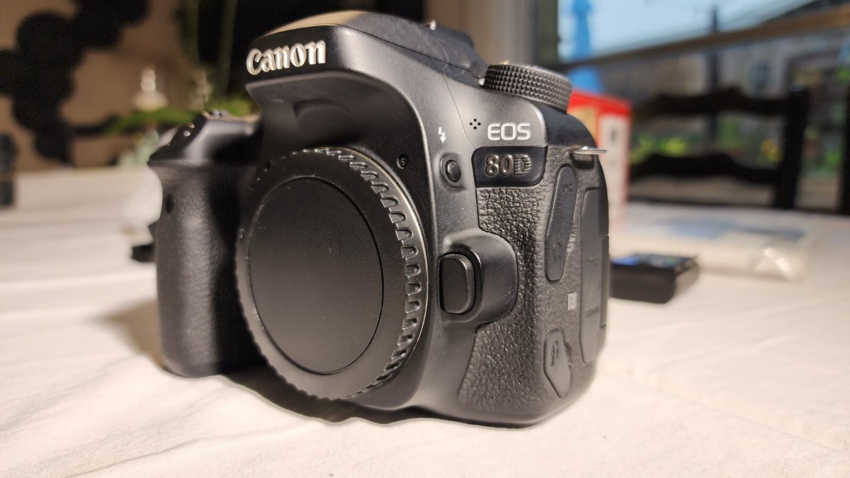 Canon EOS 80D 本体 + 付属品 バイセル公式】キヤノン Canon EOS 80D EF-S 18-135 IS USM