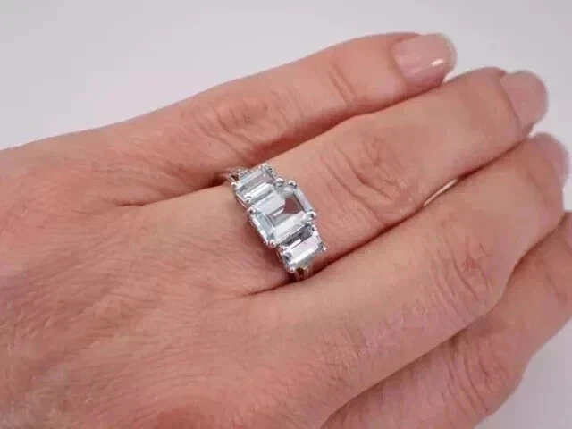 Alianza de 3 piedras enchapada en oro blanco de 14 quilates aguamarina simulada corte esmeralda de 3 quilates Foto 3 de 4