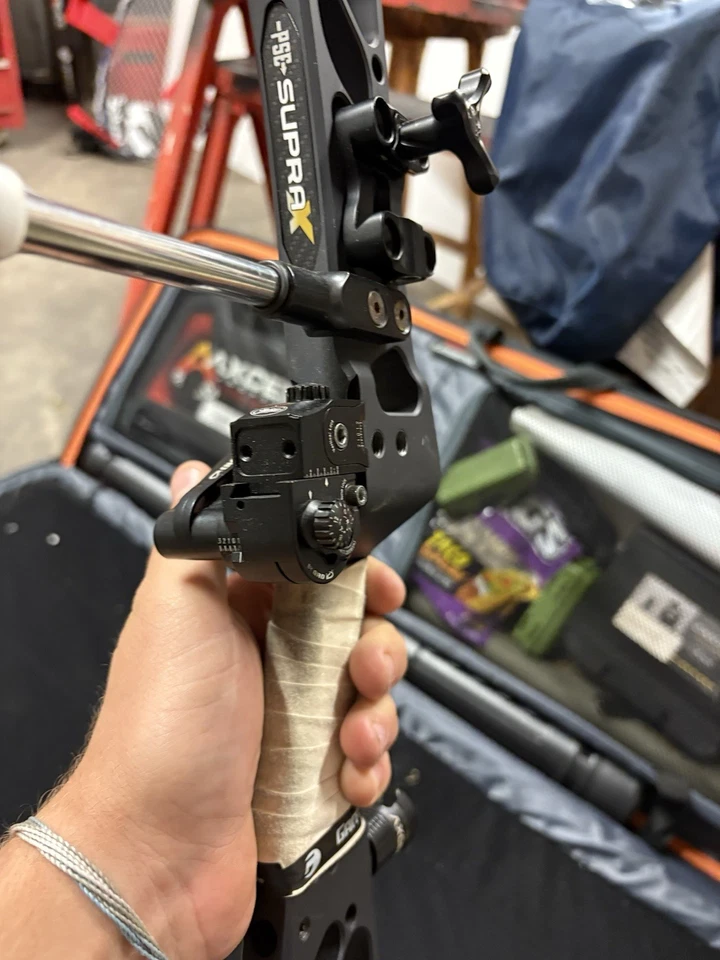 PSE Supra X 40 Right Handed Black 60lb EM2 Target Bow - Image 4 of 4