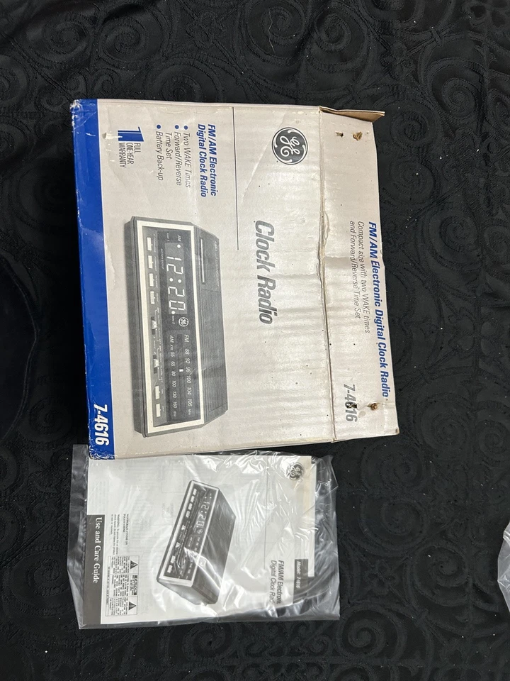 VINTAGE GE FM/AM Digital Clock Radio Model 7-4616 Wood Grain - Image 2 of 3