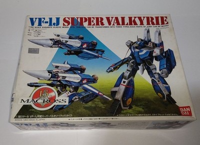 Bandai Macross VF-1J SUPER VALKYRIE 1/100 Scale Exquisite Model Kit Figure