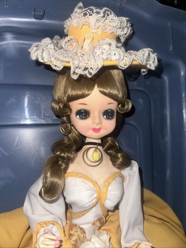 Vintage Big Eyes Bradley Doll Wearing Yellow Dress & Hat 70s - Imagen 2 de 4
