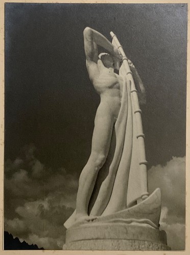 ATHLET AUF SEGELBOOT FORUM MUSS.LINI MARMORSTADION ROM FOTO - Bild 1 von 4