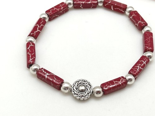 Bracciale elastico perline tubolari rosso opaco e argento con accenti argento, 7 pollici circa - Foto 5 di 6