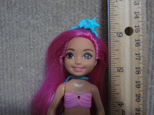 Mattel Barbie Dreamtopia Chelsea bambola sirena con capelli rosa e coda - Foto 7 di 8