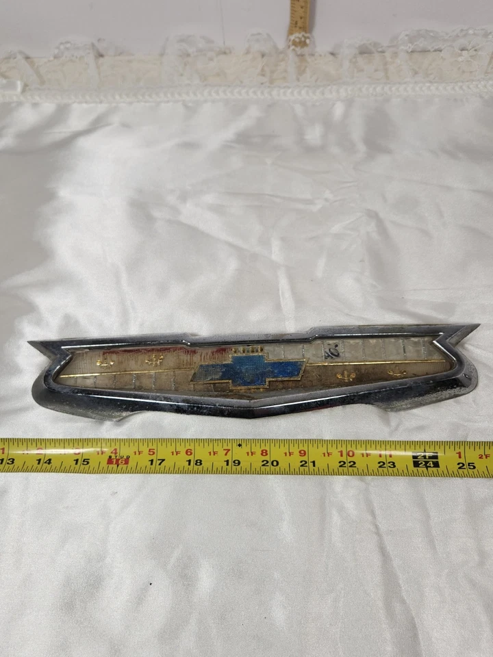 1957. Chevrolet Impala 57 trasero. Emblema maletero usado Foto 3 de 4