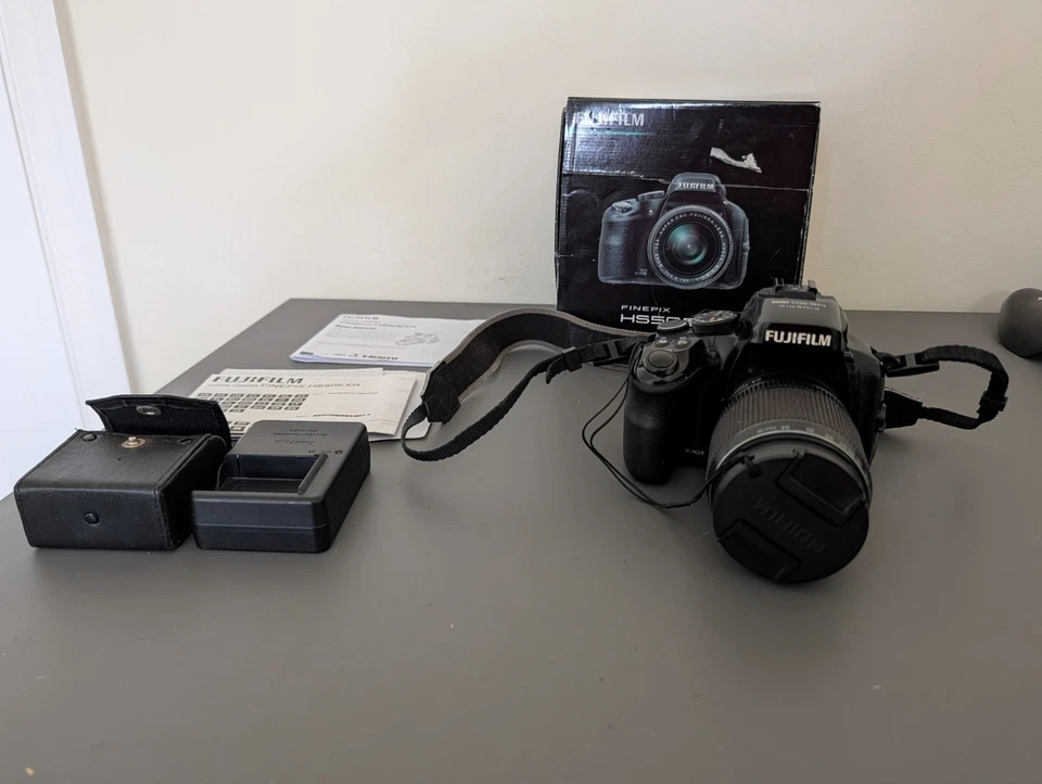 Fujifilm FinePix Series HS30EXR 16.0MP Digital + charger, photo 1 of 5