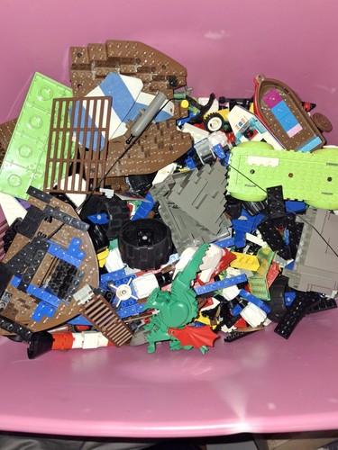 Riesiges Vintage 25 Pfund Lego Lot, mehrere Builds, über 40 Minifiguren, Tonnen von Extras - Bild 1 von 16