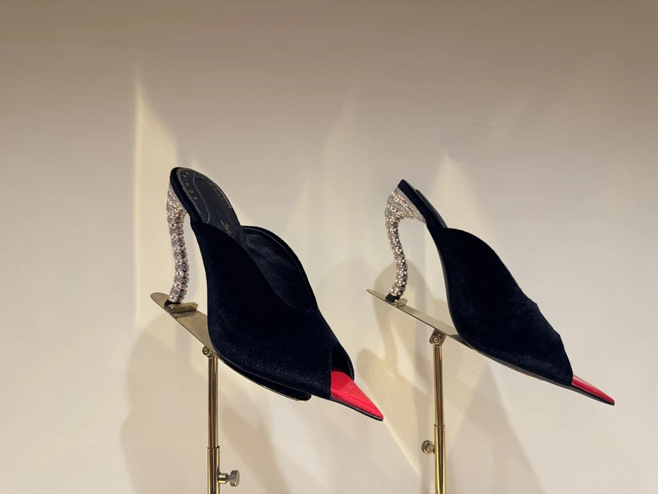 Hermosas zapatillas de tacón alto puntiagudas de metal de forma especial de Elsa Schiaparelli Foto 2 de 4