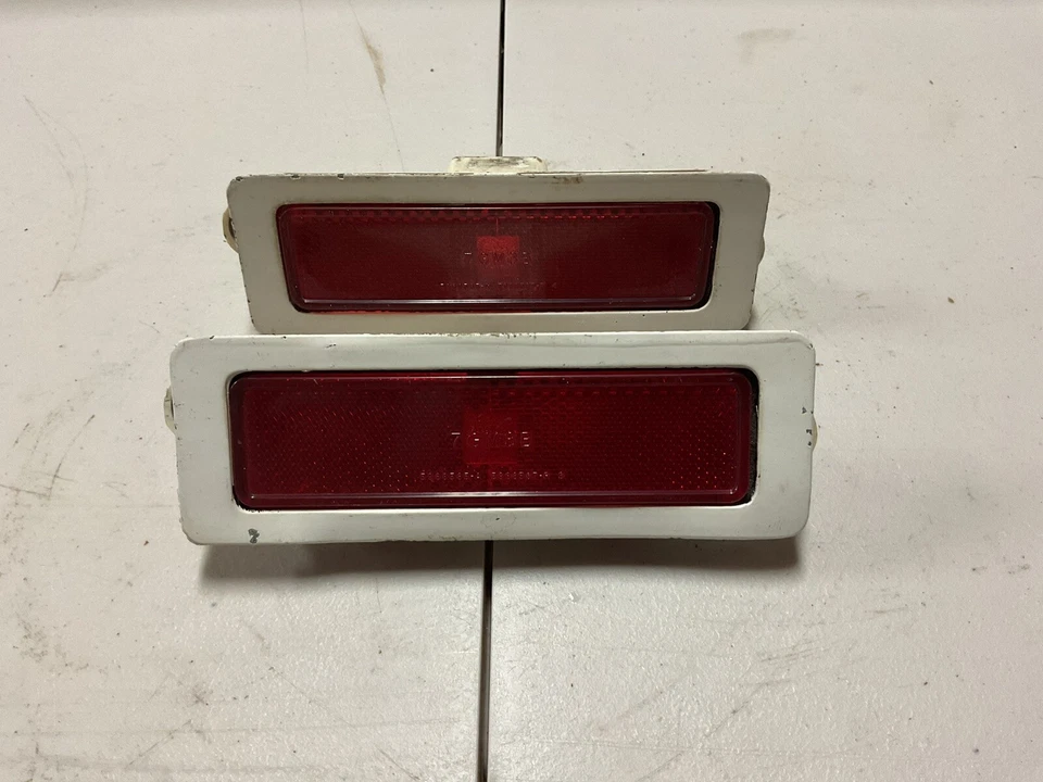Pontiac Ventura 77 Phoenix 1976-1977 luz de señalización lateral trasera roja 59677450 GM Foto 2 de 4