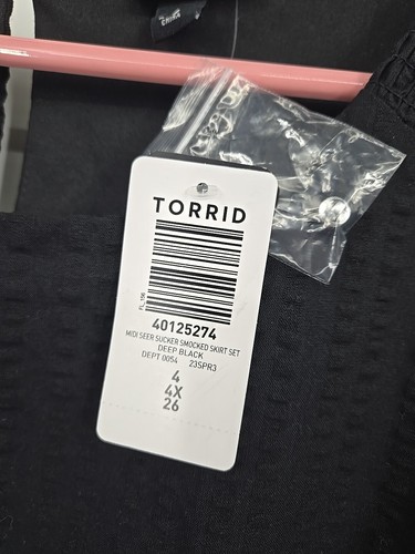 NWT Torrid Seersucker Crop Top Size 4X Black Puff Short Sleeves Smocked Lined - Picture 3 of 4