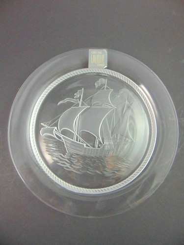 Assiette Lalique avec motif voilier antique