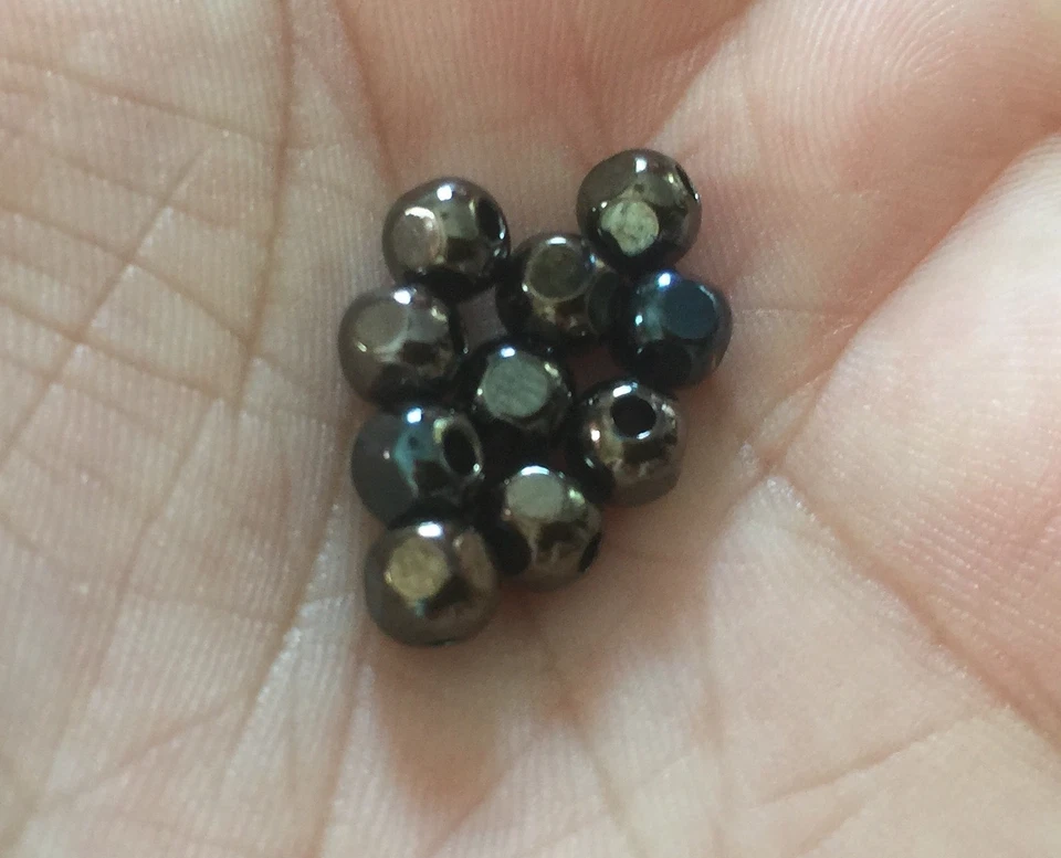 Lote de cuentas de cubo redondas de metal hematita de metal resistente M Haskell de colección Foto 2 de 3