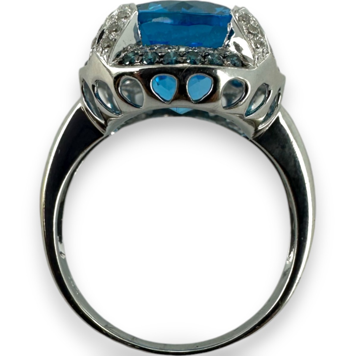 QCD Large Oval Blue Topaz & Diamond Halo Accent 14K 585 QCD Large Oval Blue Topaz & Diamond Halo Accent 14K 585