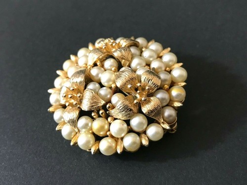 Vintage Lisner Signed Gold Tone Faux Pearls Cluster Flowers Round Brooch Pin - 第 2/6 張圖片