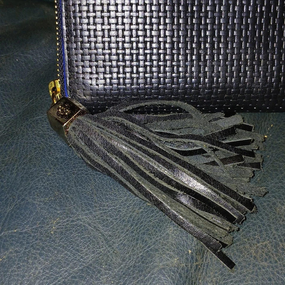 Cartera sin asas Stella & Dot tejida de cuero negro con cremallera alrededor borla azul dorado interior Foto 3 de 4