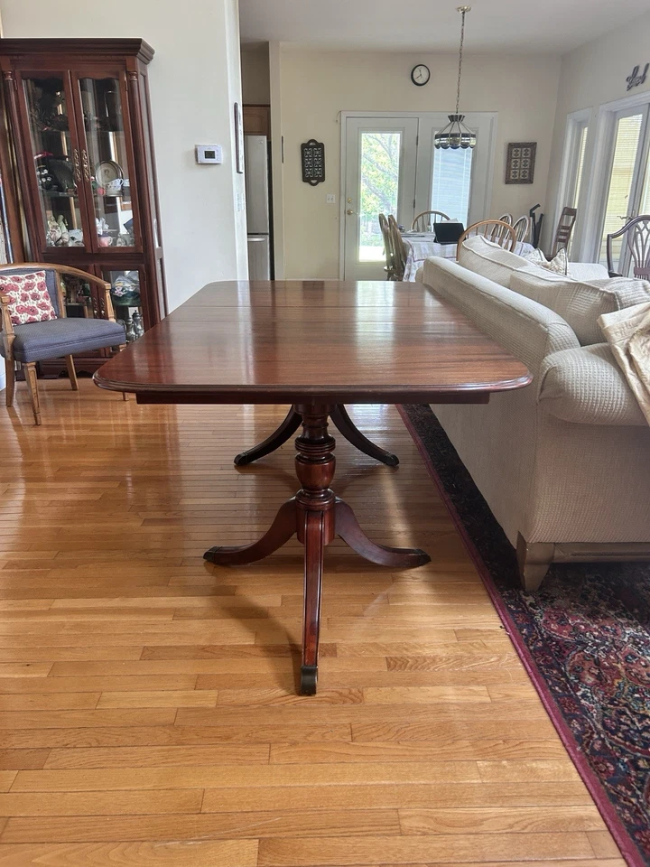 Mesa de comedor estilo Duncan Phyfe años 40 - nogal negro - 75 por 42 pulgadas Foto 2 de 3