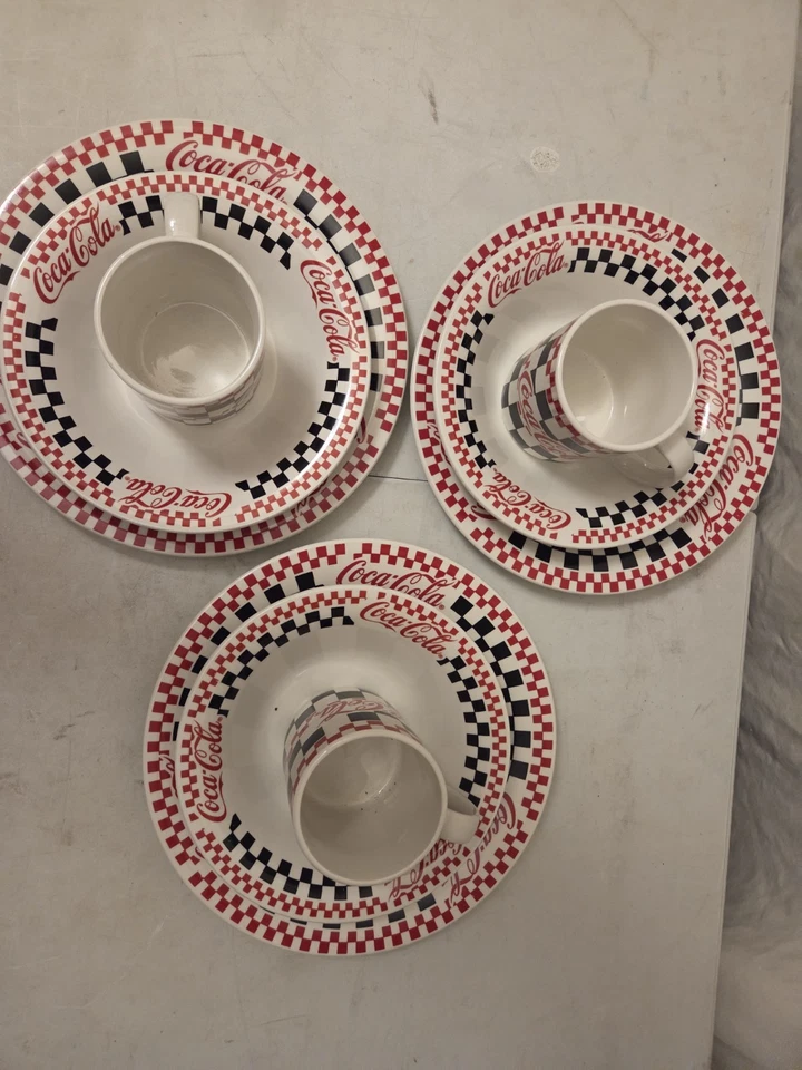 Juego de 9 platos de cena, cuencos y tazas Gibson Houseware 1996 Coca Cola a cuadros Foto 4 de 4