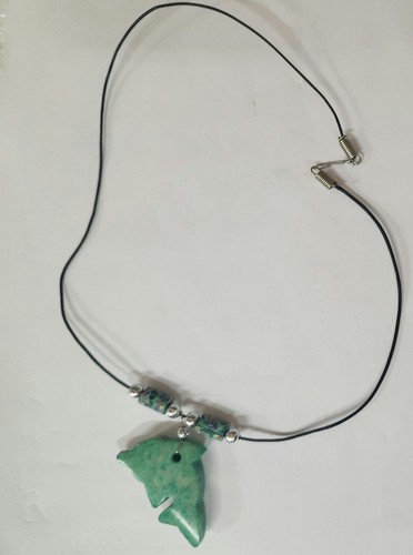 Neu grün marmorierter Stein Delphin Anhänger 16" mit Kordel und Perlen - Bild 3 von 4