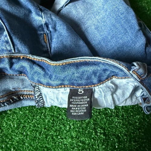 Almost Famous Mid Rise Cuffed Hem Stretch Blue Jeans Shorts Size 5 - Picture 9 of 9