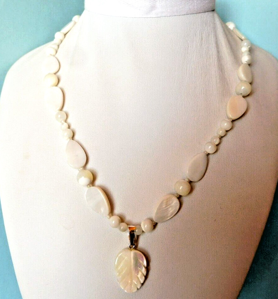 Collier en nacre véritable 44cm et pendentif feuille argent massif 925