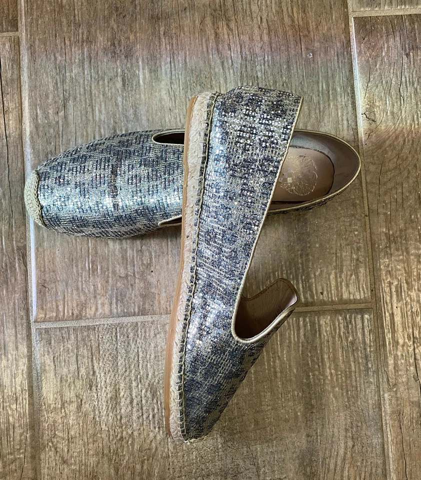 VINCE CAMUTO Mujer Plateado Brillo Planos Talla 10M Tela/Cuero Venta al por menor $90.00 Foto 2 de 4