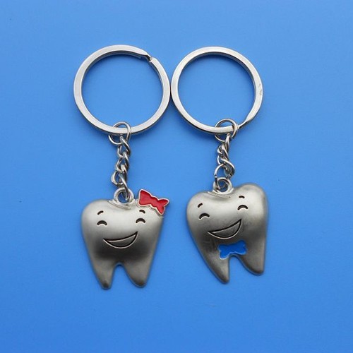 1 par de llaveros decorativos de ortodoncia dental plateados mini pareja dientes orales  - Imagen 1 de 6