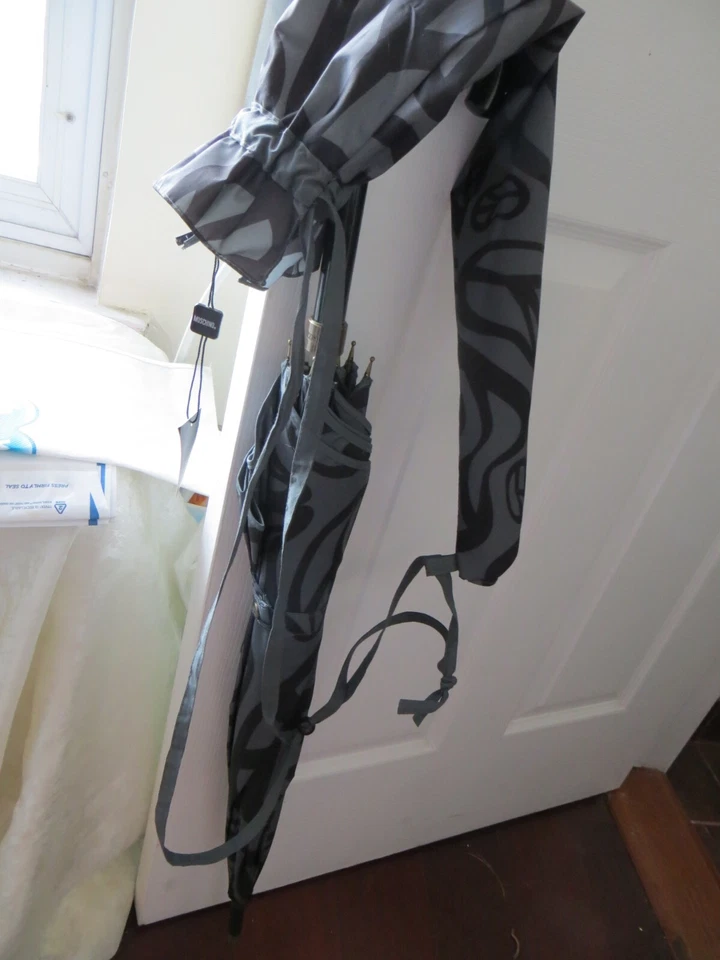 NUEVO CON ETIQUETAS PARAGUAS MOSCHINO JOYA PALO FACIAL VALOR $150.00 Foto 4 de 4