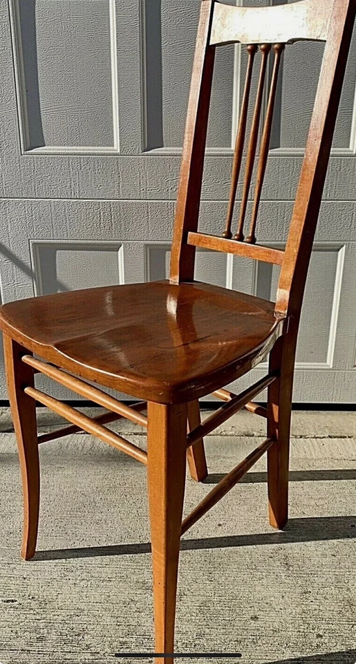 Conant & Ball Co, silla lateral de arce macizo, etiqueta de papel Boston, 3 husillos de bola Foto 2 de 4