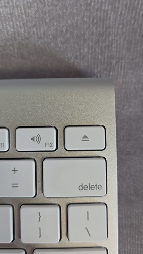 Apple A1314 Wireless Magic Keyboard w/ Bluetooth Aluminum TESTED & WORKING! - Video 1 van 1
