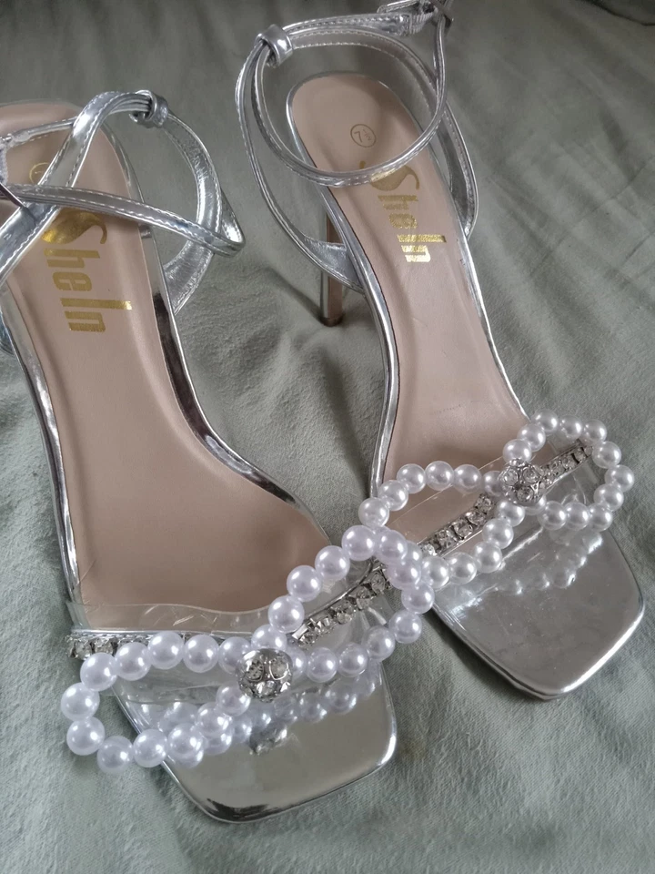 Glamorosos tacones de oveja de perlas y diamantes con un hermoso bolso brillante Foto 2 de 4