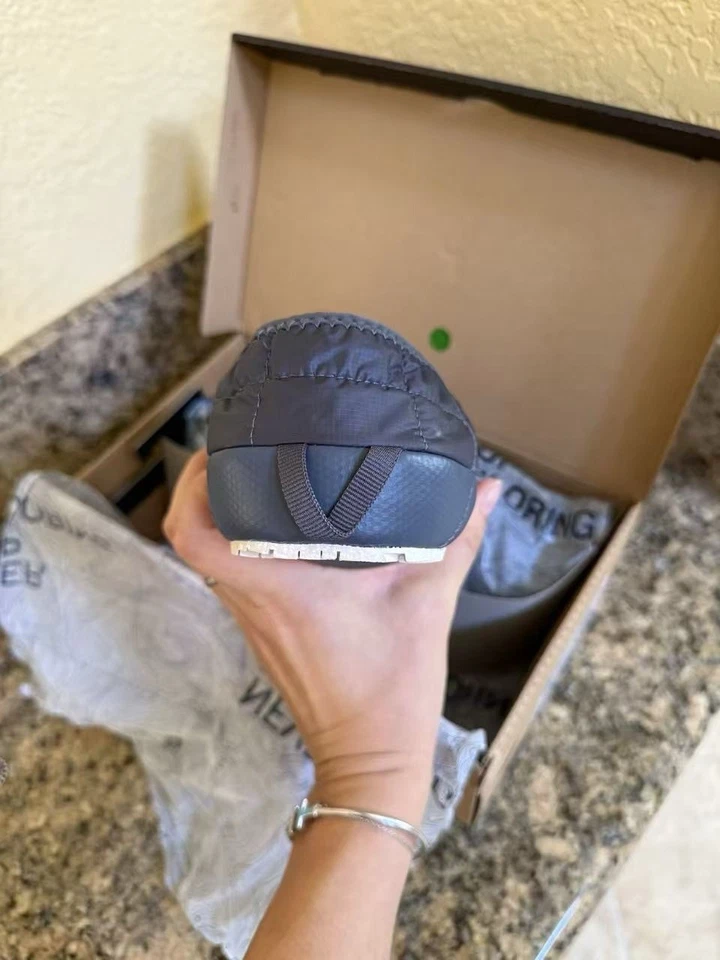 ¡Nuevo! Zapatos sin cordones acolchados gris oscuro The North Face para mujer, talla 9 Foto 4 de 4