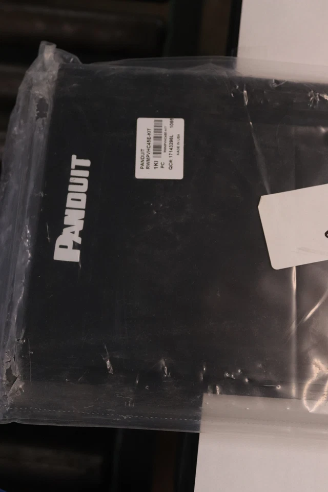 Administrador vertical de doble cara Panduit 45RU 6,7" de ancho RWMPVHC45E-KIT Foto 2 de 3