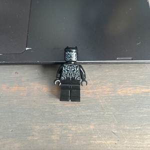 LEGO Black Panther Minifigure with Claw Necklace Pattern