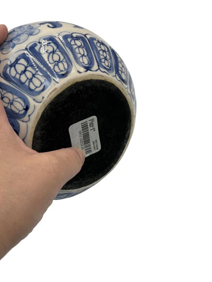Jarrón Pier 1 de cerámica azul y blanco de 10" de inspiración asiática con patrón floral Foto 3 de 4