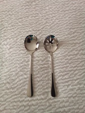 STAINLESS STEEL SERVING AND SLOTTED SPOON SET.