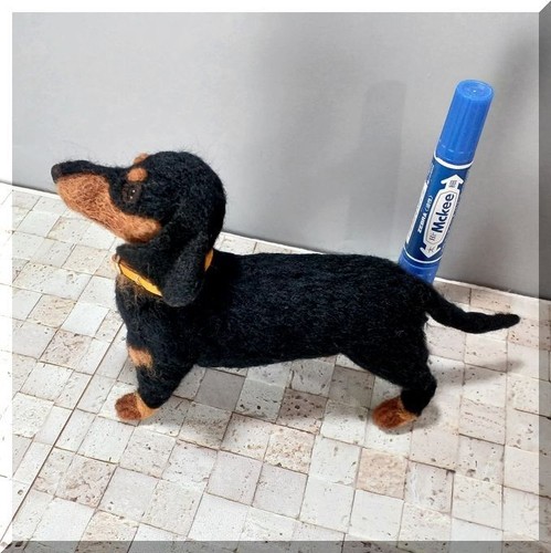 Estatuilla de perro Dachshund de fieltro de lana hecha a mano negra y tostada 14,5 cm hecha en Japón - Imagen 2 de 10