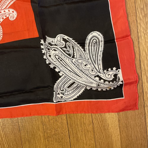 SCIARPA RETRÒ SETOSA PAISLEY ARROTOLATA A MANO ROSSO NERO BIANCO QUADRATA BOHO - Foto 3 di 10