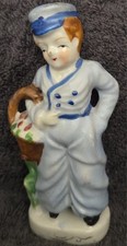Statuina vintage in porcellana di ragazzo in abito da marinaio con cesto 4,5" Giappone