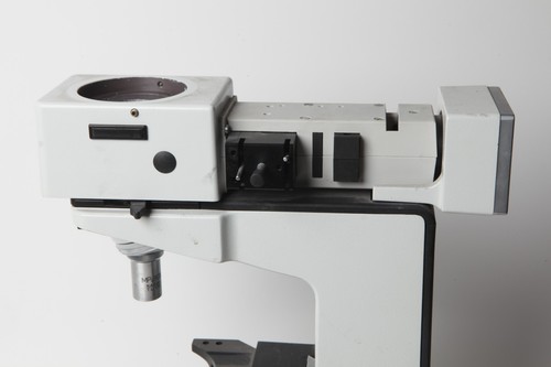 Base de microscopio Leitz Laborlux 12 ME S con iluminador vertical - Se vende para piezas - Imagen 6 de 11