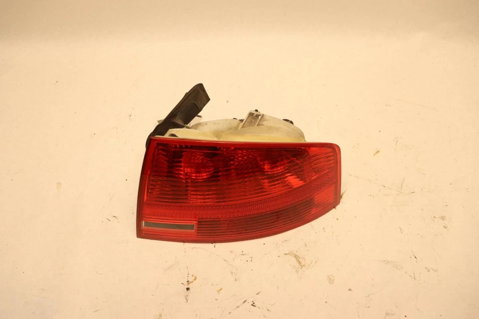 2007-2008 AUDI RS4 B7 SEDAN LANTERNA TRASEIRA DIREITA PASSAGEIRO LANTERNA TRASEIRA EXTERNA FABRICANTE DE EQUIPAMENTO ORIGINAL - Imagem 2 de 4