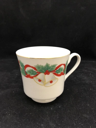 SANGO NOEL 8401 CHRISTMAS CHINA. HOLLY & RIBBONS. 1990 CUP(S)