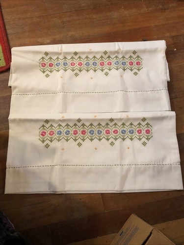 2er Set Kissenbezüge Vintage handbestickt buntes Blumenmuster