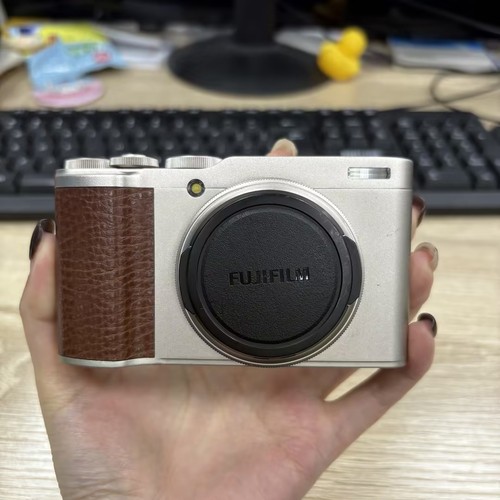 Fujifilm Fuji XF10 24.2 MP Compact Digital Camera Champagne excellent